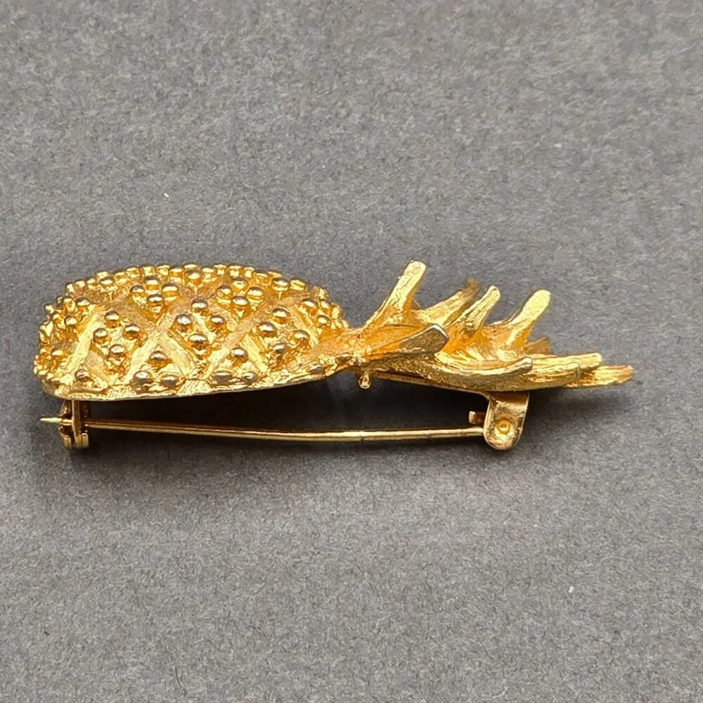 VTG Gold Tone Pineapple Brooch Pin 2" Textured Details Success Hospitality - Picture 2 of 5